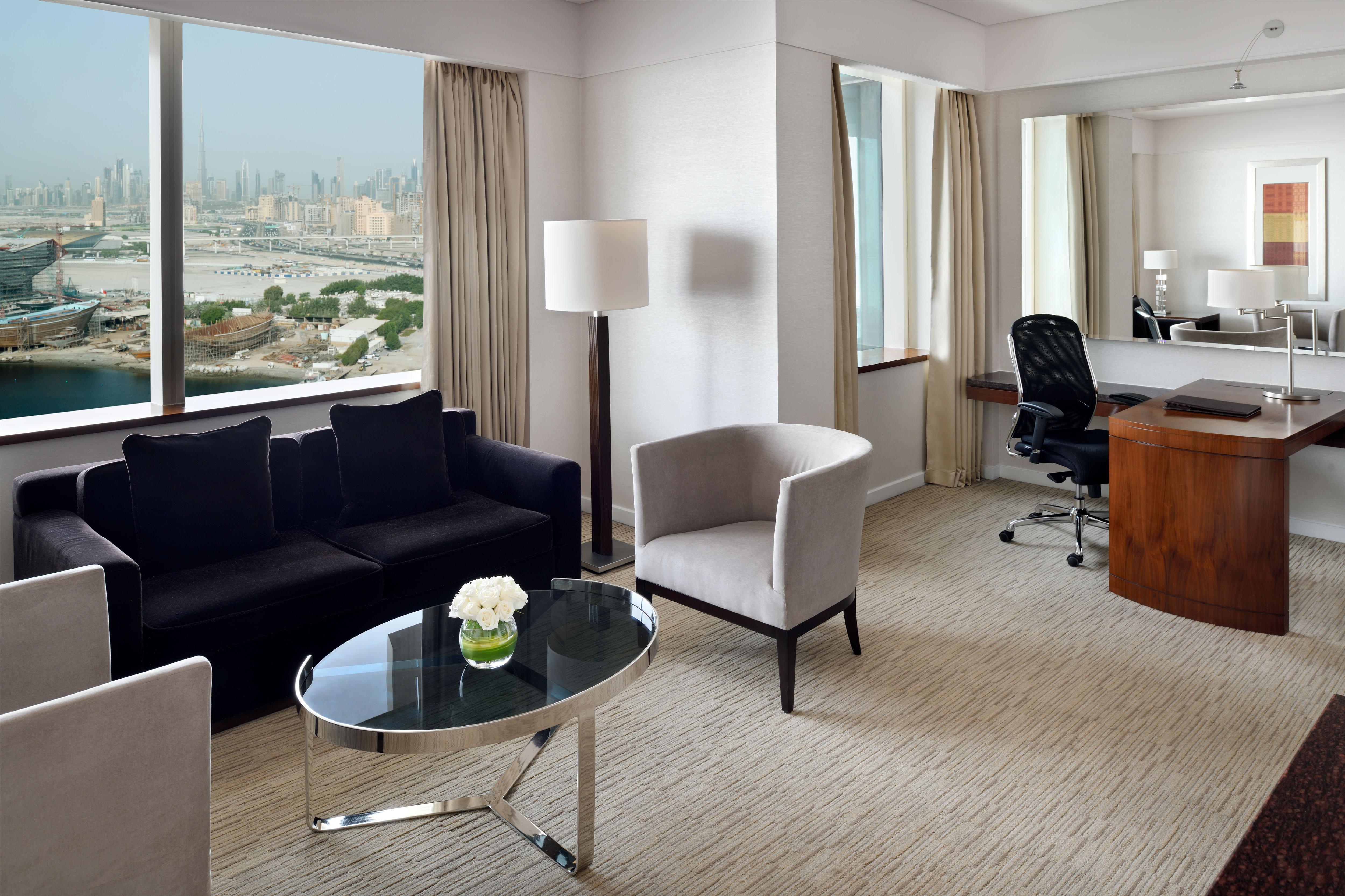 Crowne Plaza Dubai Festival City Eksteriør bilde A suite at the Jumeirah Emirates Towers Hotel