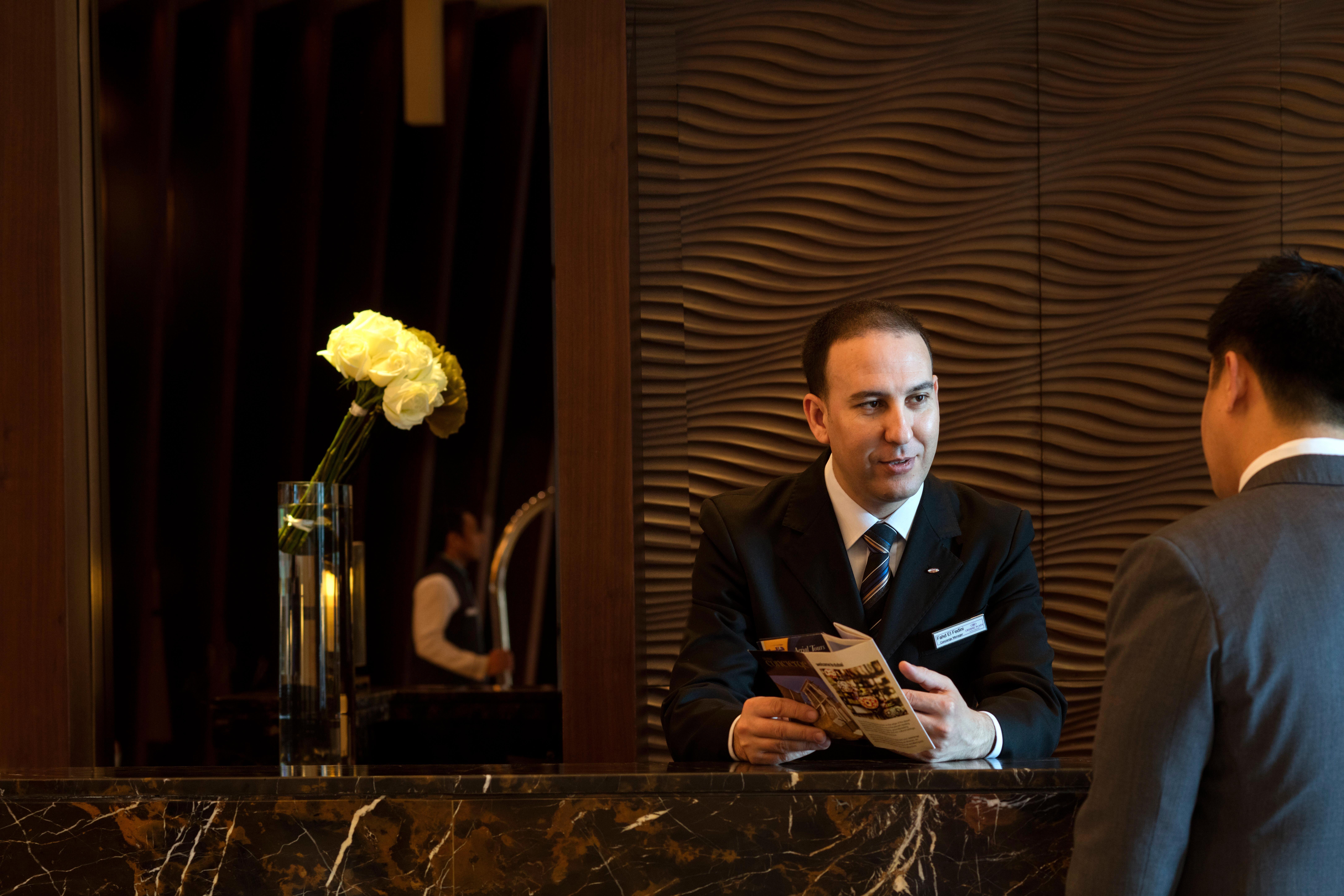 Crowne Plaza Dubai Festival City Eksteriør bilde A hotel concierge