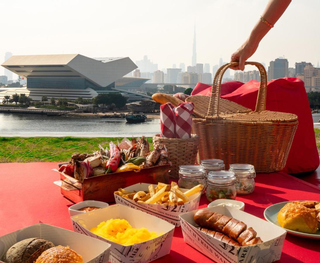 Crowne Plaza Dubai Festival City Eksteriør bilde A picnic in Japan
