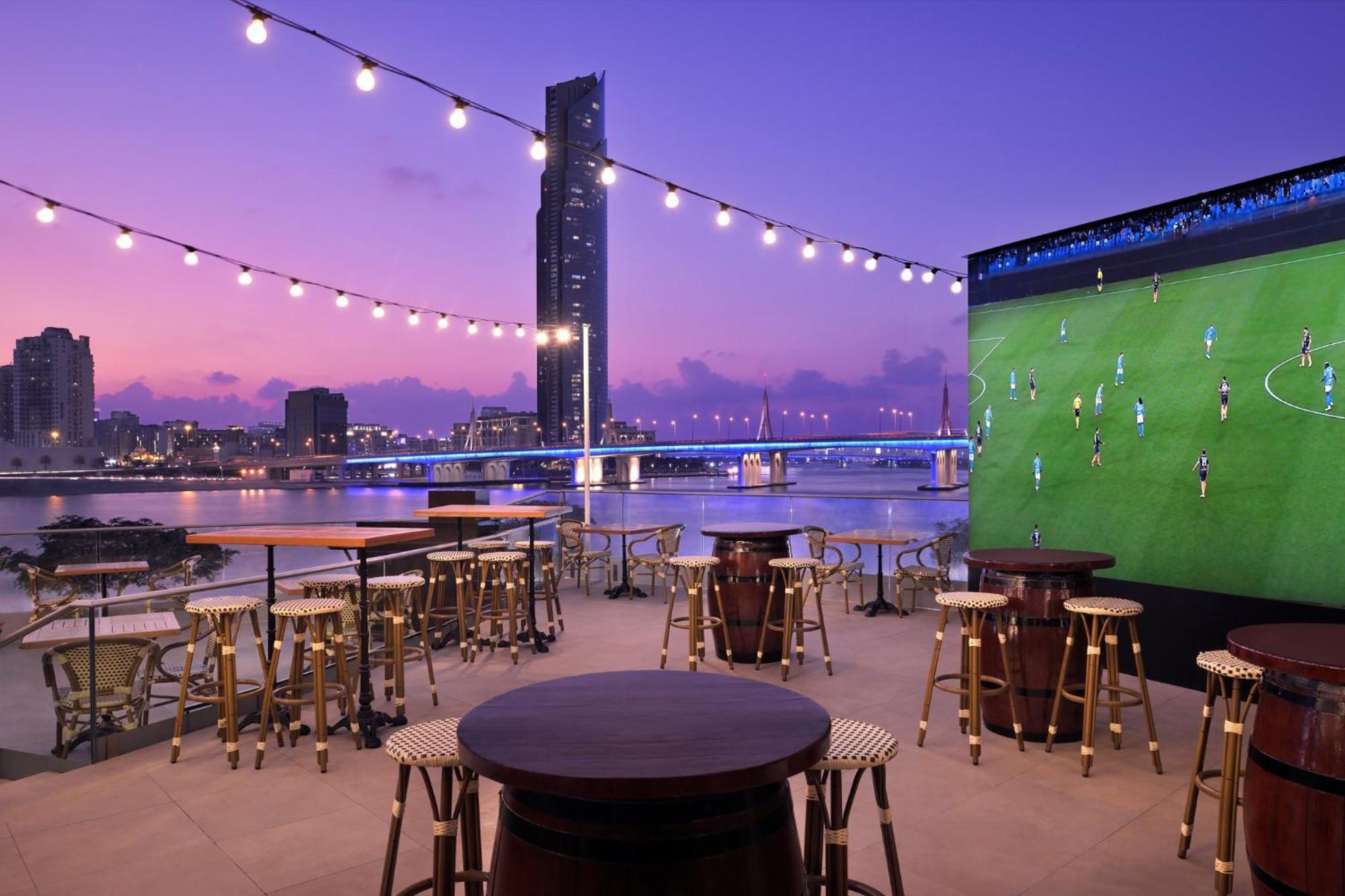 Crowne Plaza Dubai Festival City Eksteriør bilde The Deck