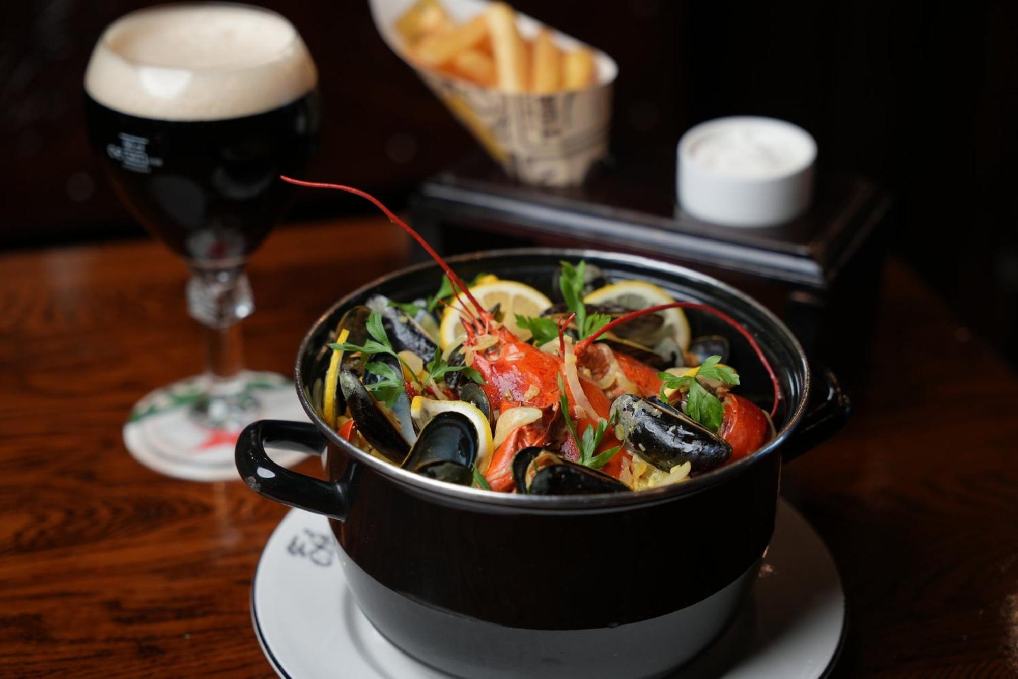 Crowne Plaza Dubai Festival City Eksteriør bilde Moules à la sauce curry