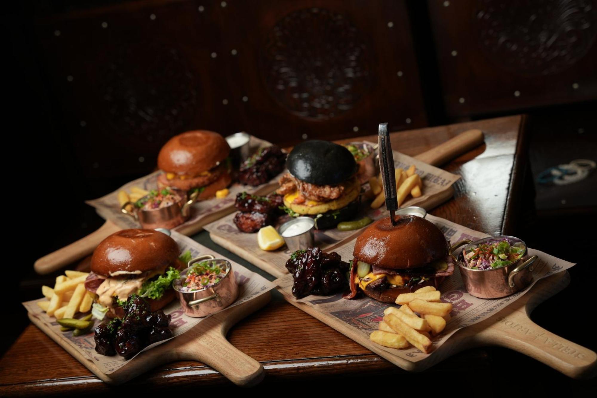 Crowne Plaza Dubai Festival City Eksteriør bilde A selection of burgers at the restaurant