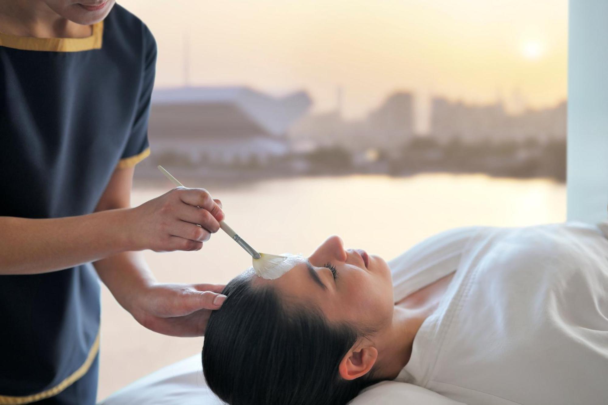 Crowne Plaza Dubai Festival City Eksteriør bilde A woman receiving a facial treatment