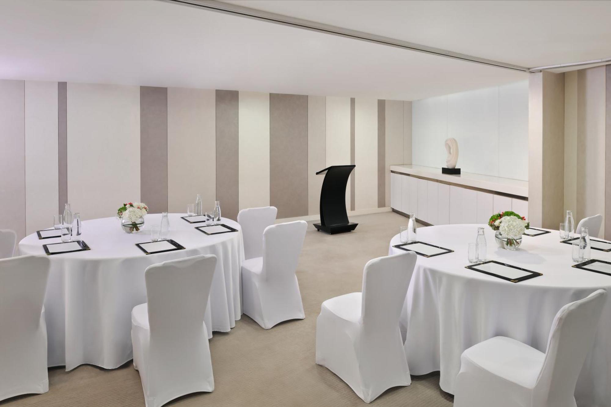 Crowne Plaza Dubai Festival City Eksteriør bilde Meeting room at The Westin