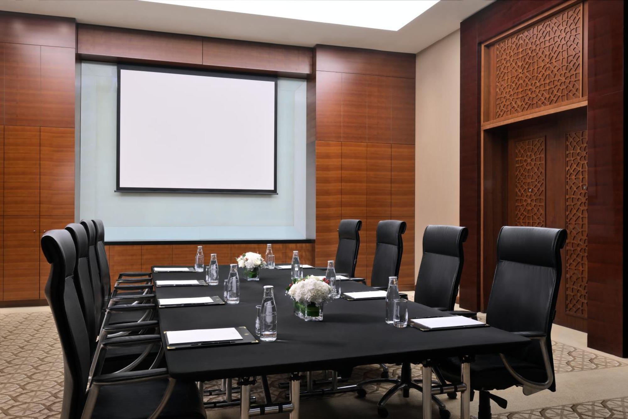 Crowne Plaza Dubai Festival City Eksteriør bilde A meeting room at the Four Seasons Hotel in Dubai